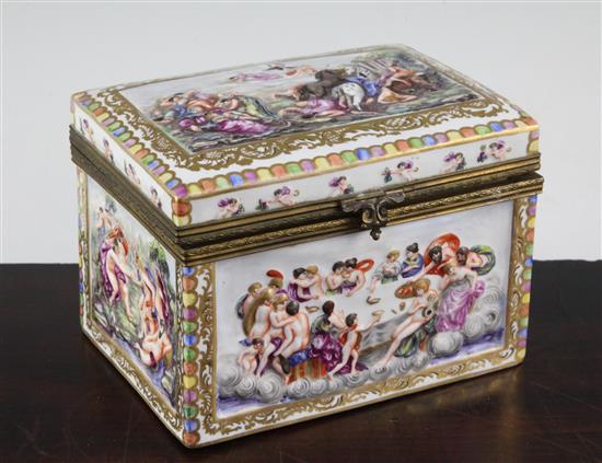 A Richard Ginori Capo di Monte style casket and cover, 17cm.